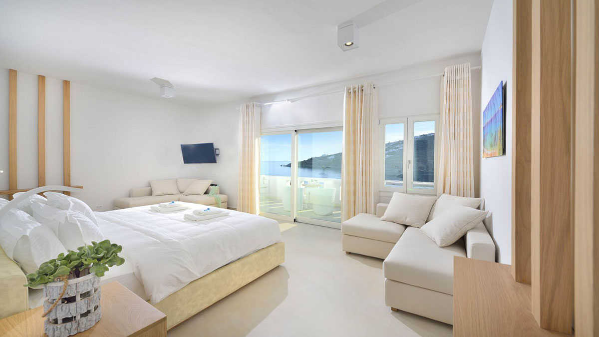 Nissaki Vip Suite with Indoor and Outdoor Jacuzzi 